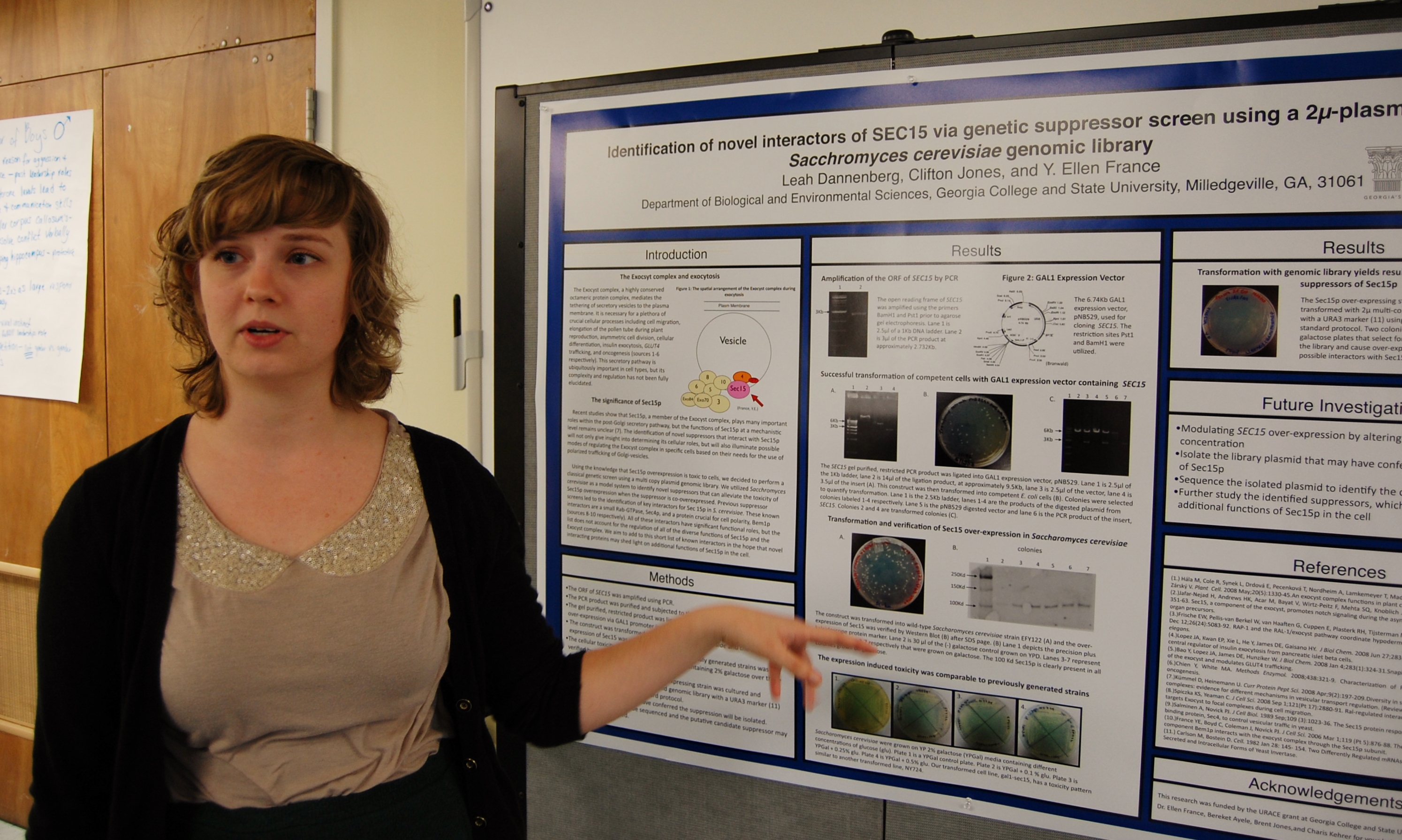 Summer scholar Leah Dannenberg explains her summer research project at the 2015 MURACE Symposium.